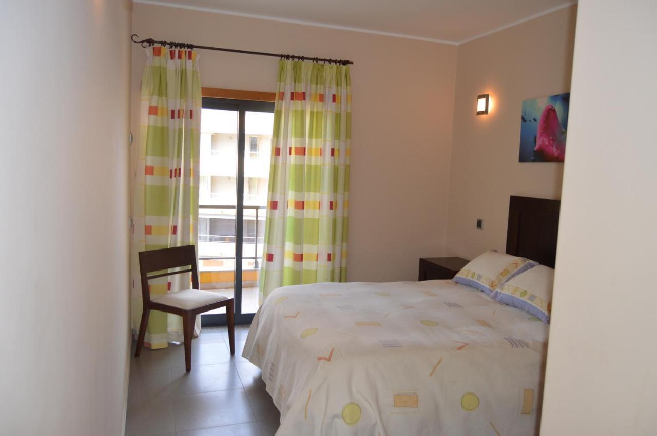 Apartamento Frente Ao Mar Com Piscina De Agua Salgada Quarteira Bagian luar foto