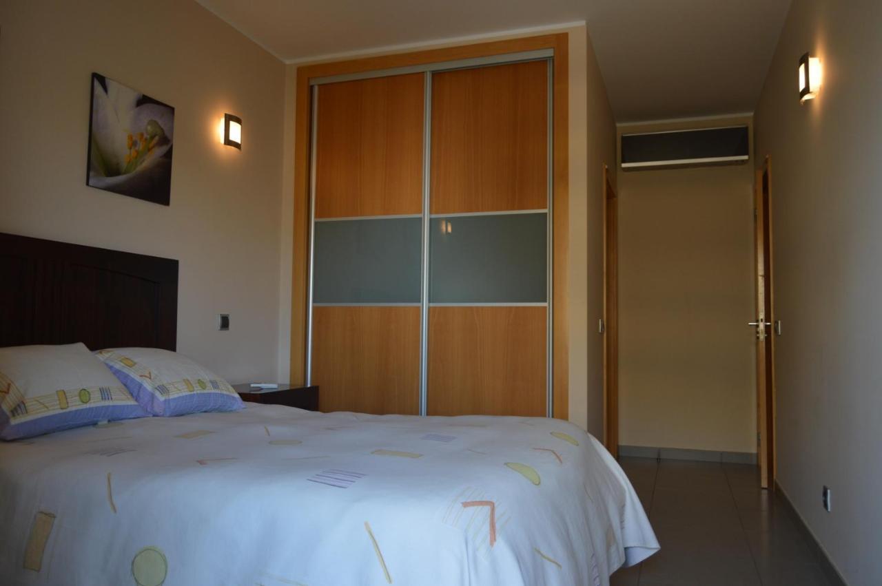 Apartamento Frente Ao Mar Com Piscina De Agua Salgada Quarteira Bagian luar foto