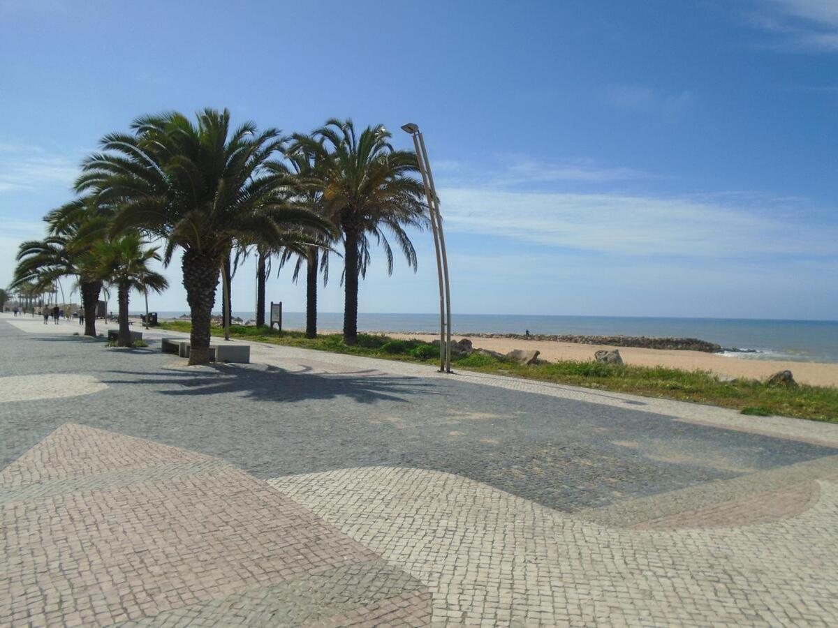 Apartamento Frente Ao Mar Com Piscina De Agua Salgada Quarteira Bagian luar foto