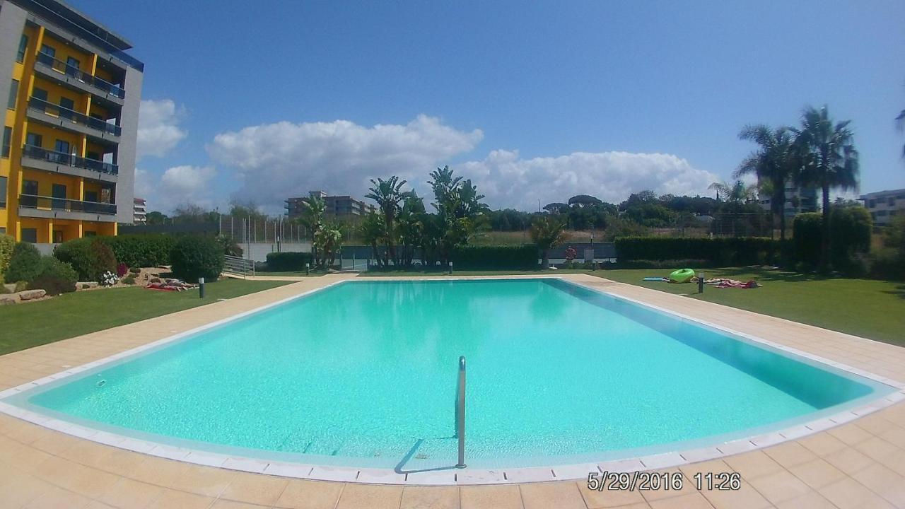 Apartamento Frente Ao Mar Com Piscina De Agua Salgada Quarteira Bagian luar foto